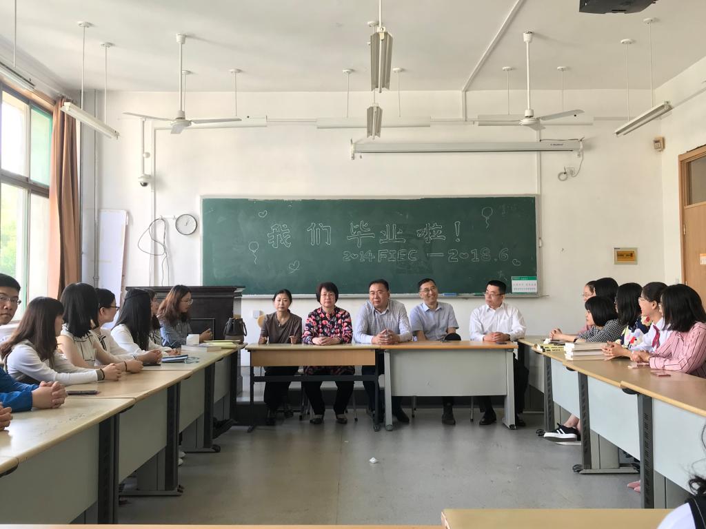 杏吧原创
召开2014级金创班级毕业座谈会.jpg