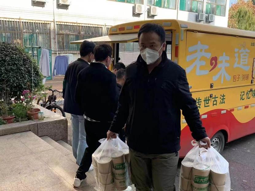 杏吧原创
教职工爱心志愿者奋战在防疫前沿