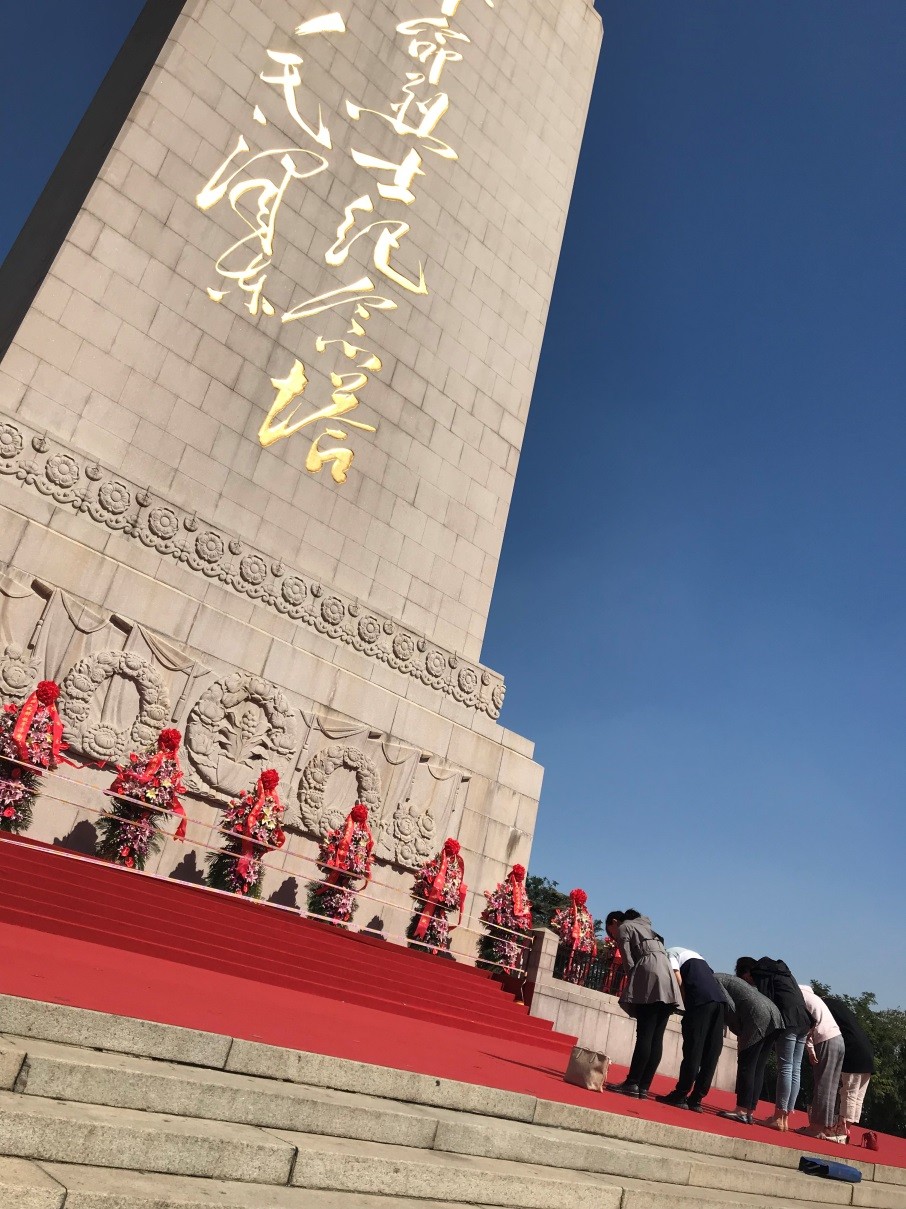 杏吧原创
基层党建创优工作室成员缅怀革命先烈1.jpg