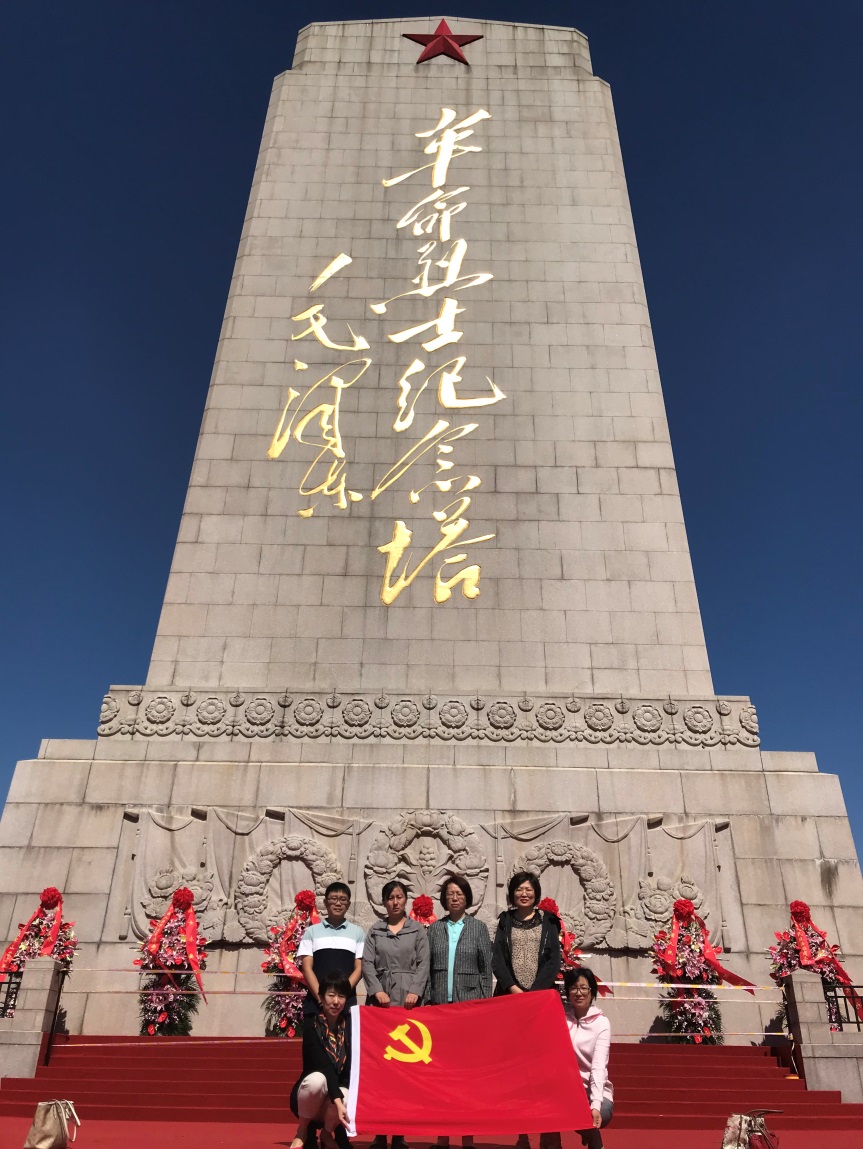 杏吧原创
基层党建创优工作室成员缅怀革命先烈2.jpg