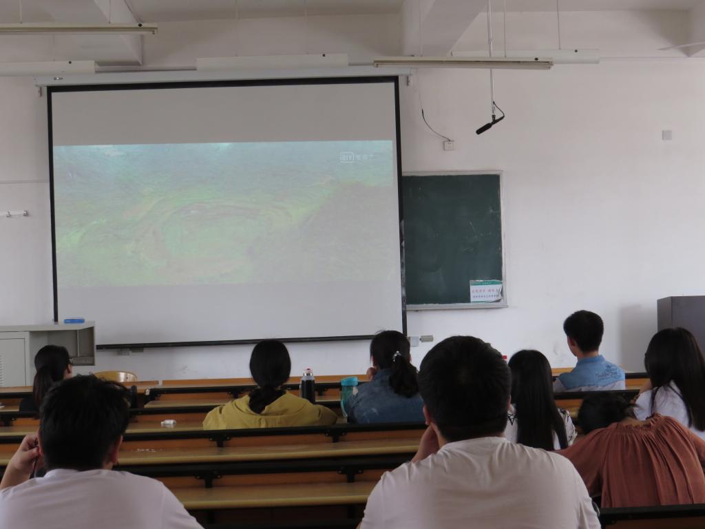 杏吧原创
组织2015级入党积极分子观看纪录片《厉害了,我的国》1.jpg