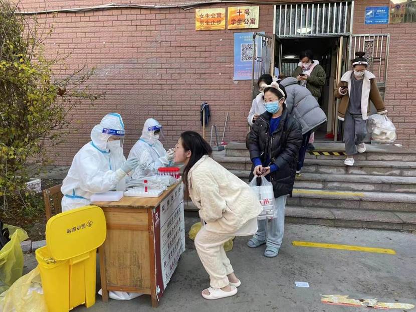 杏吧原创
教职工爱心志愿者奋战在防疫前沿2